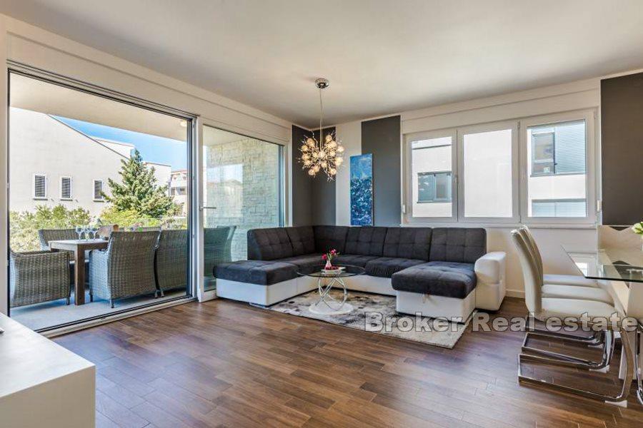 Appartement de luxe, au bord de la mer et de la plage