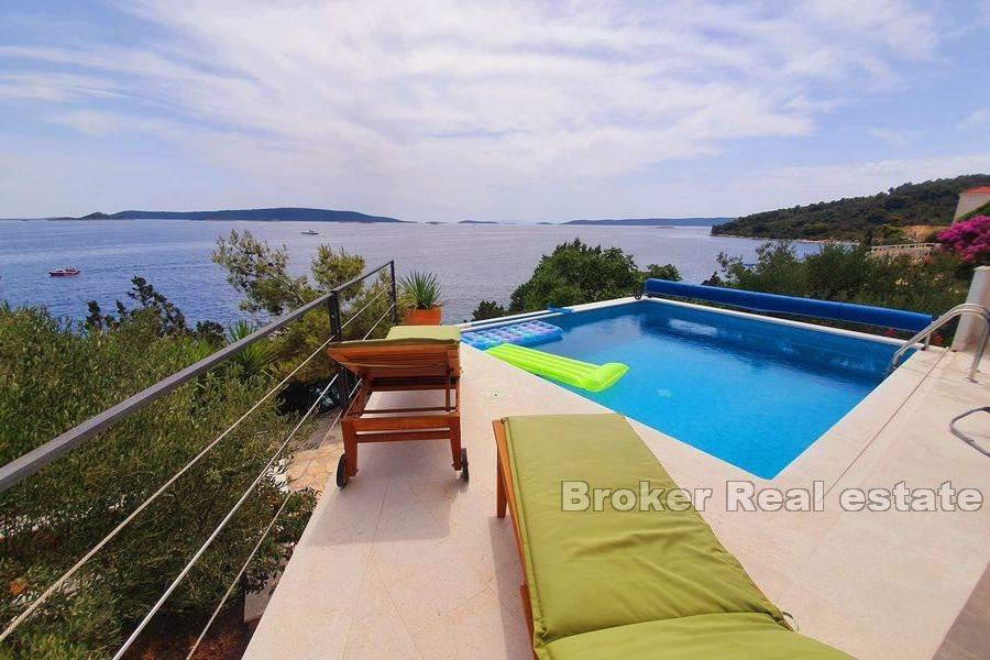 House with pool, first row to the sea