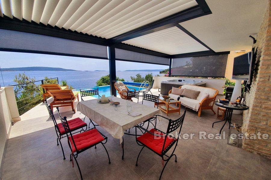 Hus med pool, första raden till havet