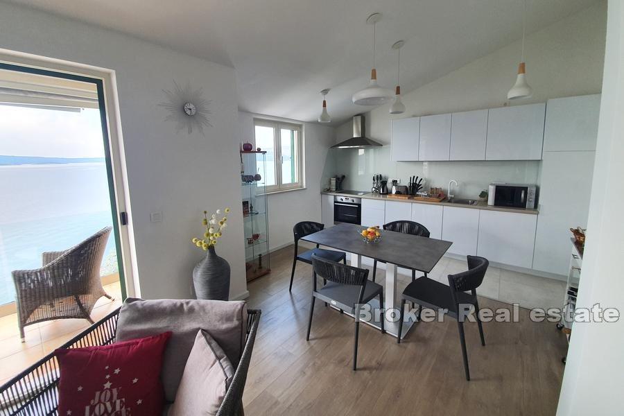 Hus med pool, första raden till havet