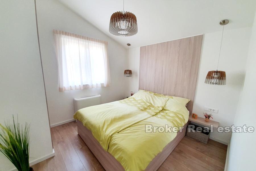 Hus med pool, första raden till havet