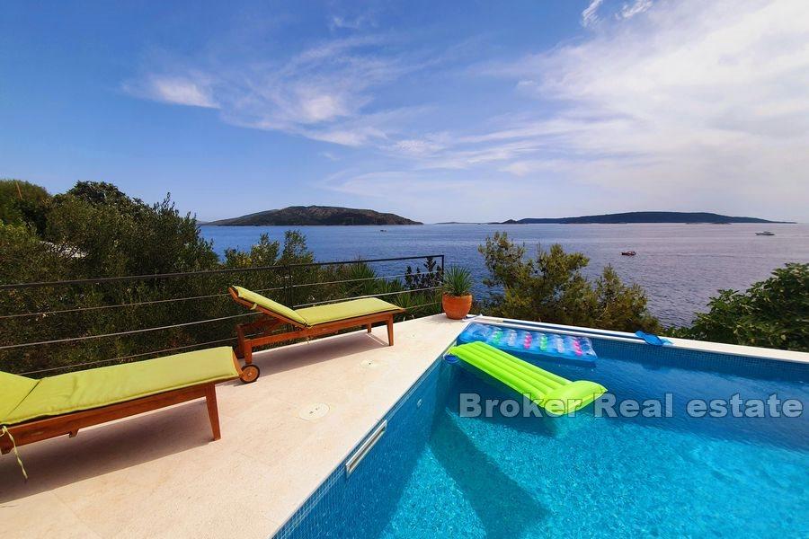 Hus med pool, första raden till havet