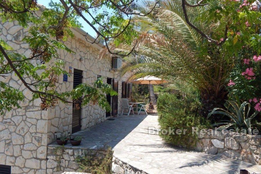 Casa in pietra con vista mare
