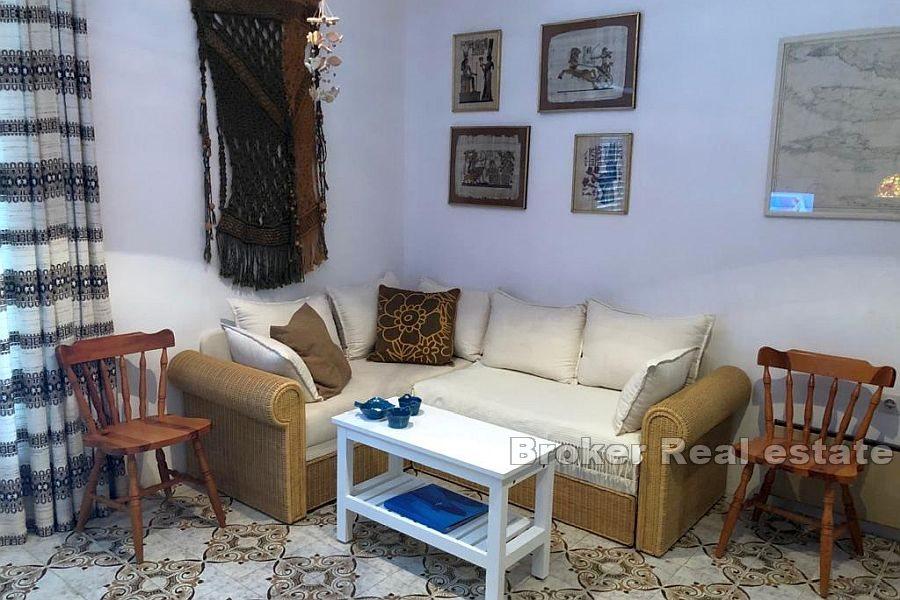 Casa in pietra con vista mare