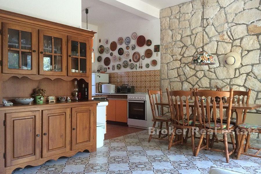 Steinhus med havutsikt