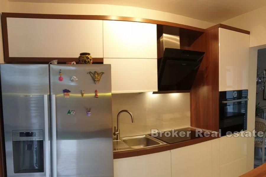 Mertojak, three bedroom apartment with garden