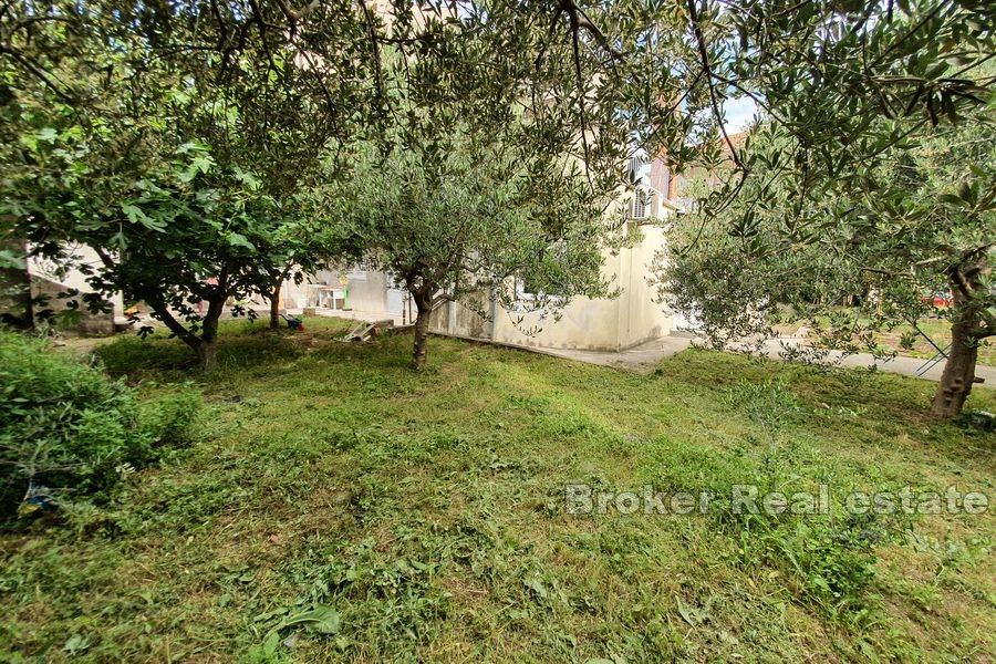 Casa bifamiliare con giardino