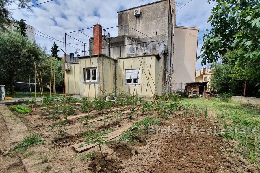 Casa bifamiliare con giardino
