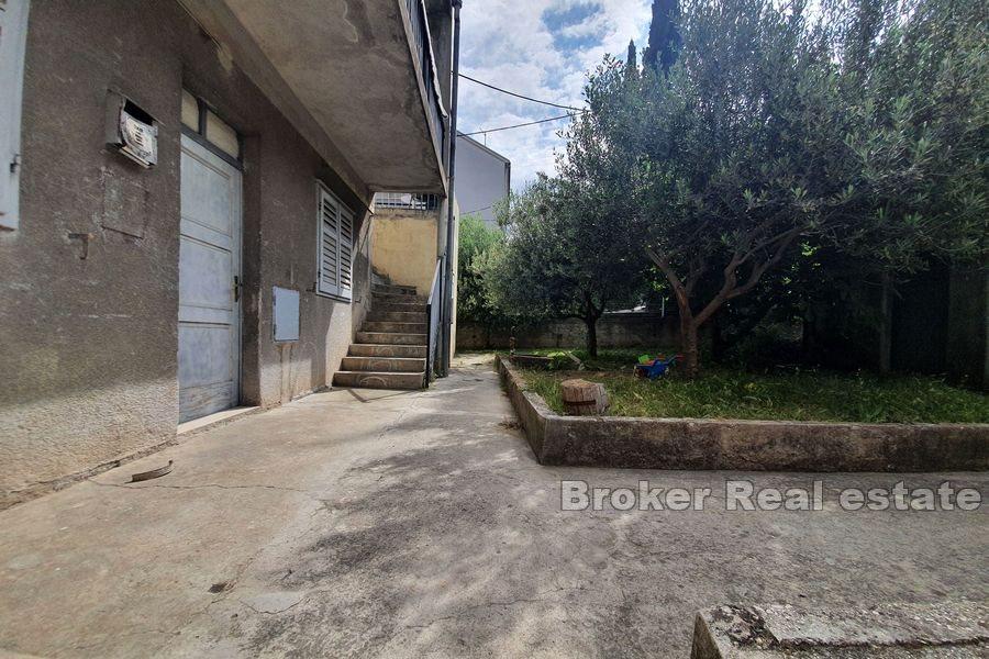 Casa bifamiliare con giardino