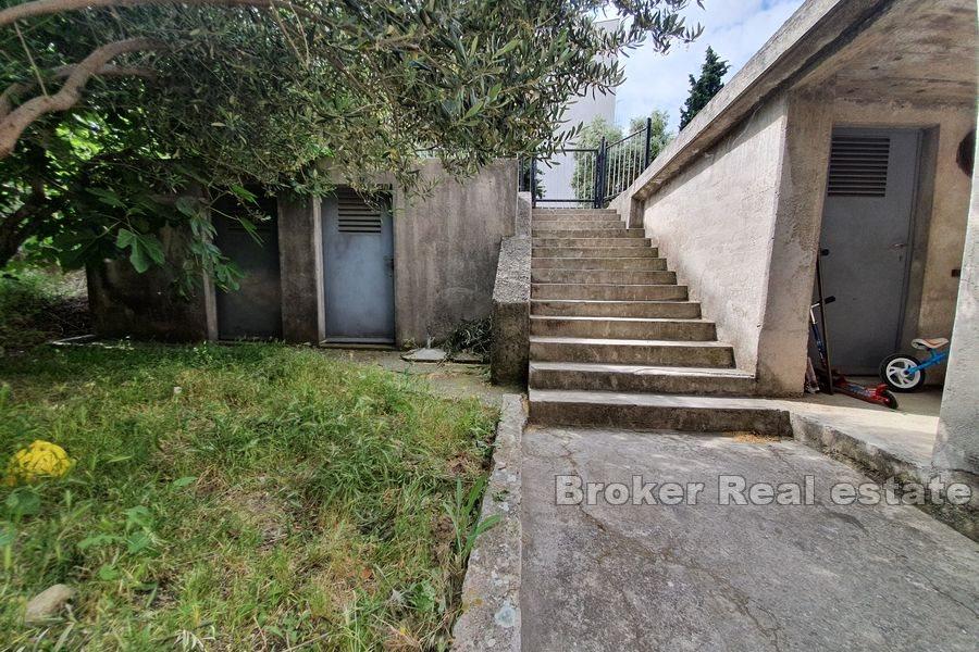 Casa bifamiliare con giardino