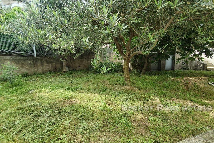 Casa bifamiliare con giardino