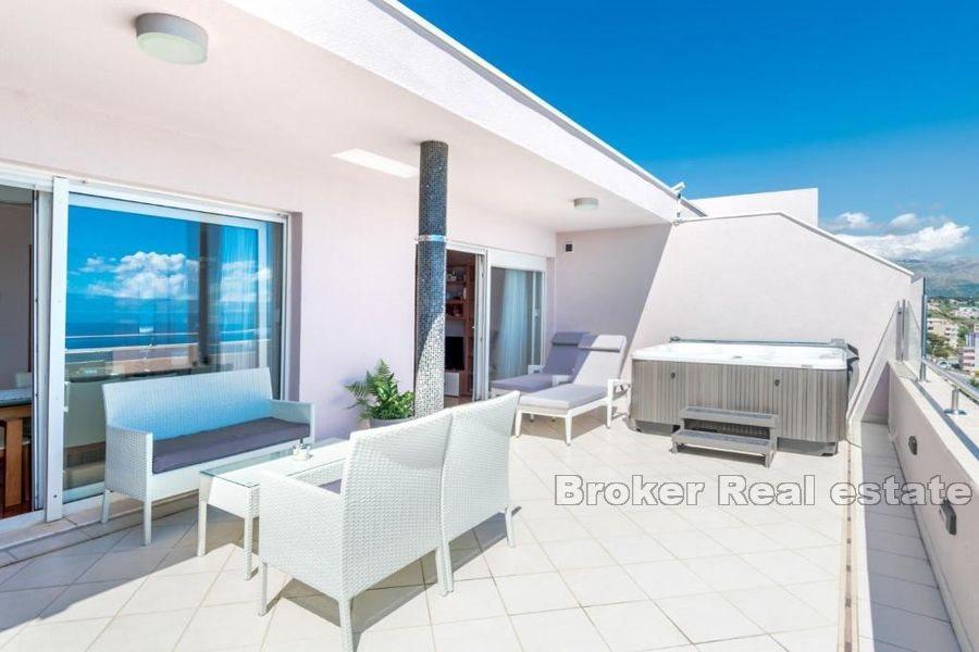 Attico con terrazzo e vista mare