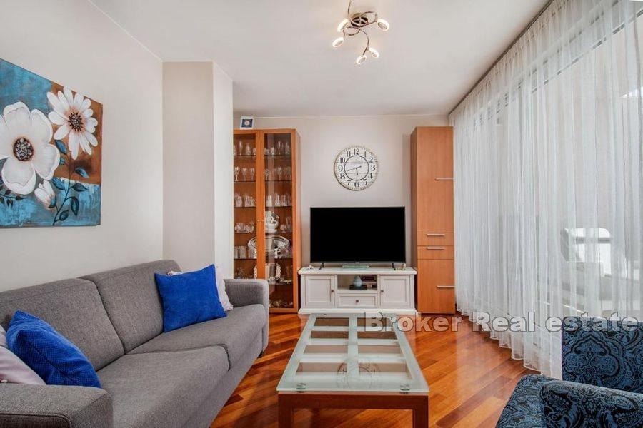 Attico con terrazzo e vista mare