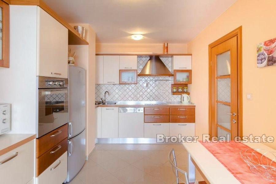 Attico con terrazzo e vista mare