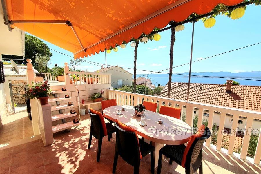 Komfortabel leilighet med havutsikt