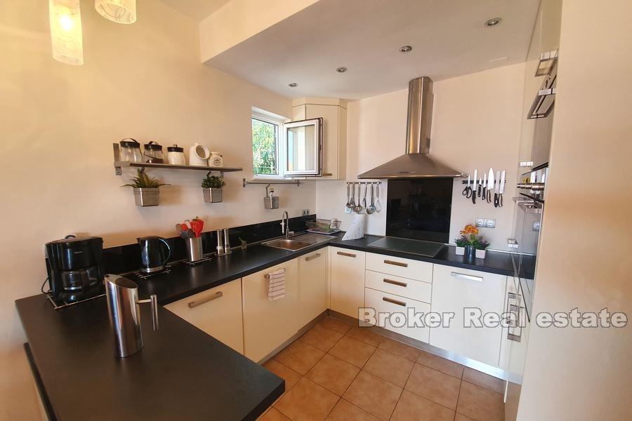 Komfortabel leilighet med havutsikt