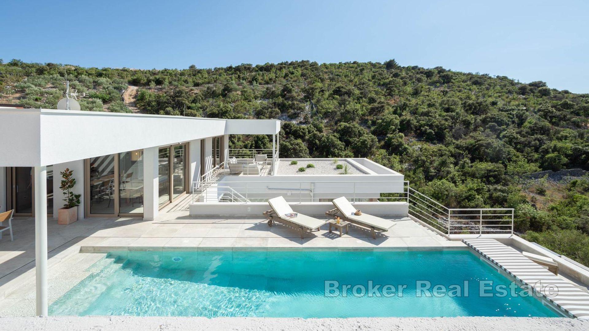 Недавно построенная вилла с видом на море