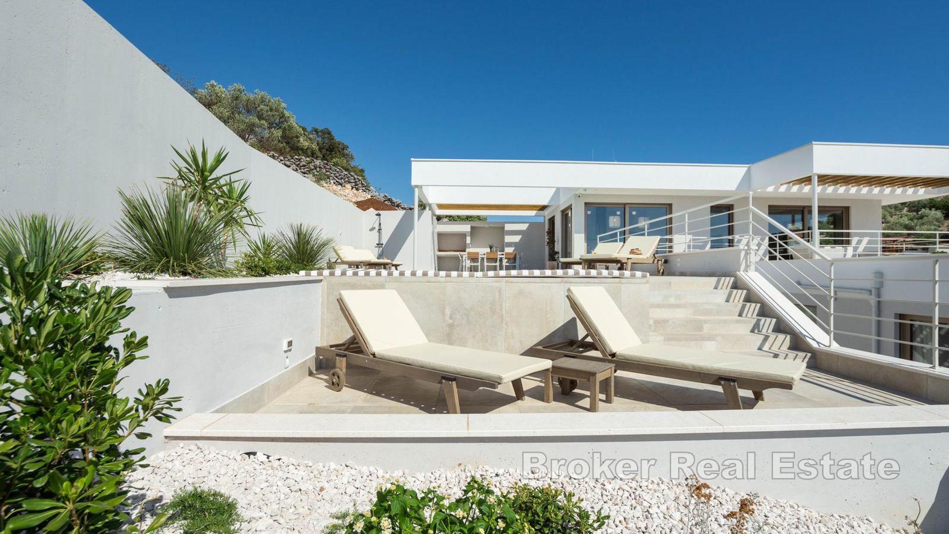 Nybygd villa med havutsikt