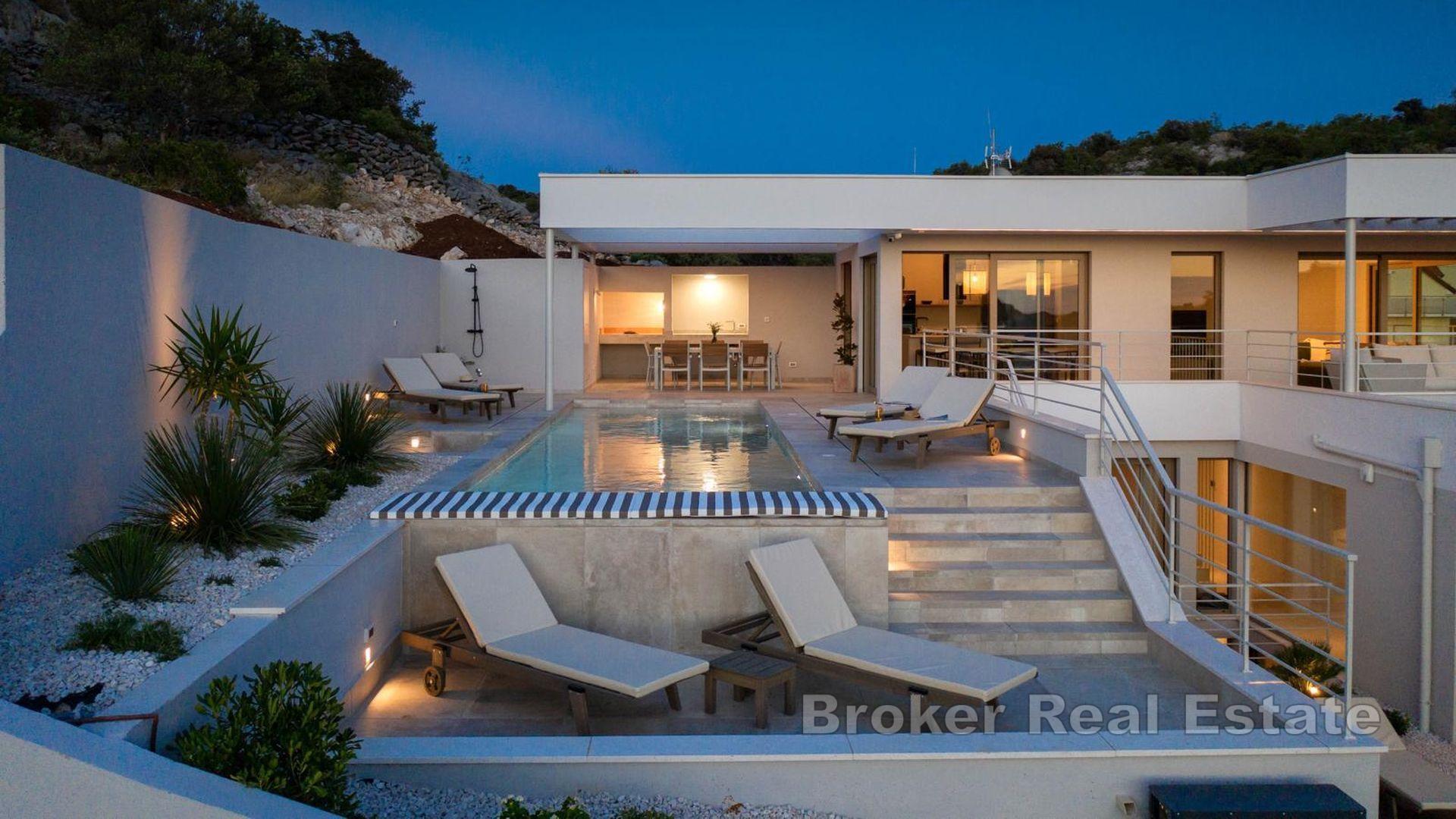 Недавно построенная вилла с видом на море