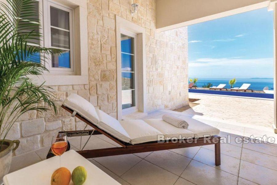 Stenvilla med panoramautsikt över havet