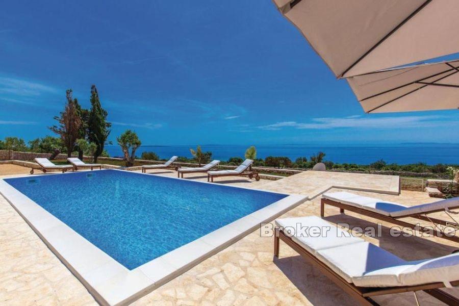 Stenvilla med panoramautsikt över havet