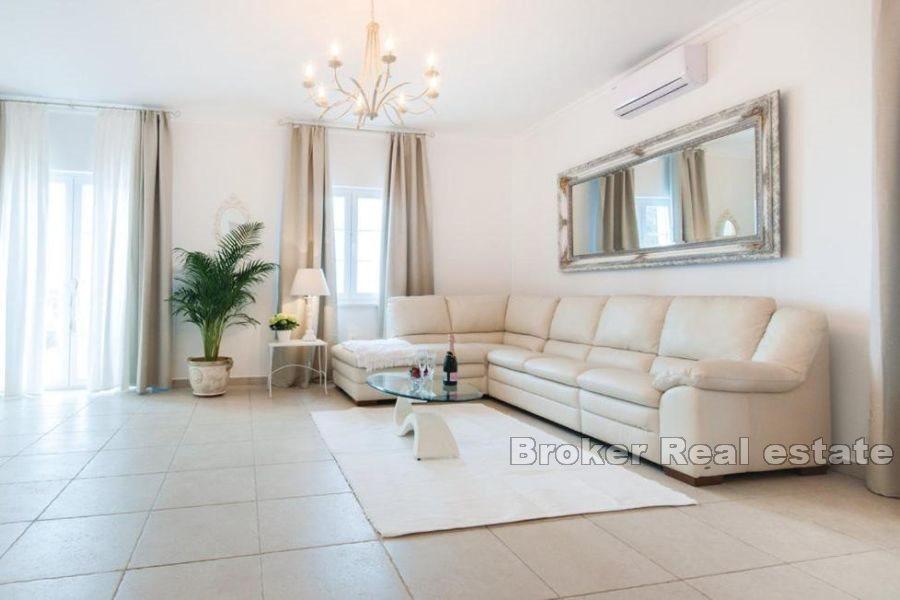 Stenvilla med panoramautsikt över havet