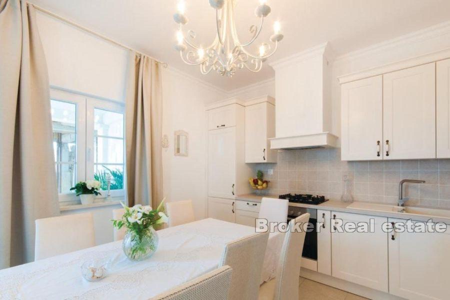 Stenvilla med panoramautsikt över havet