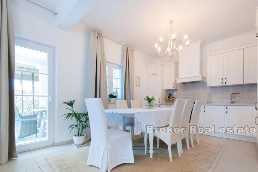 Stenvilla med panoramautsikt över havet