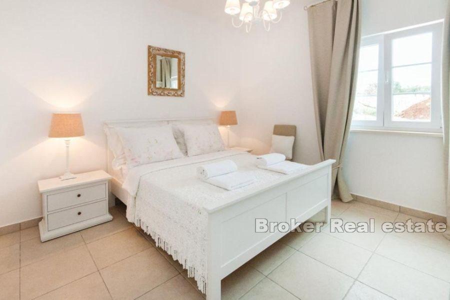 Stenvilla med panoramautsikt över havet