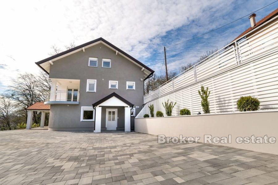 Detached house with two apartment