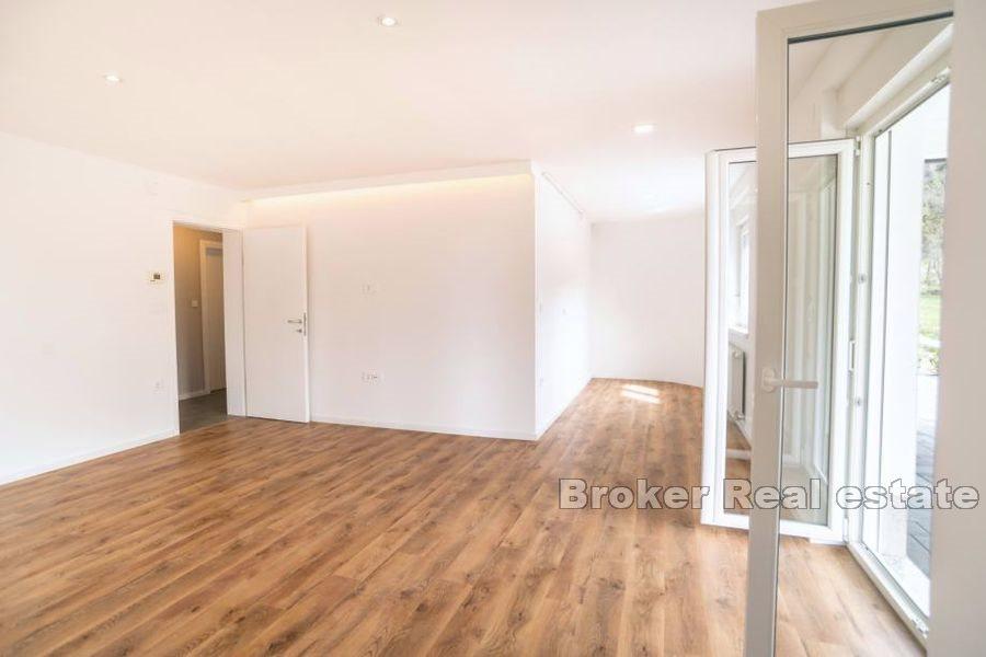 Detached house with two apartment