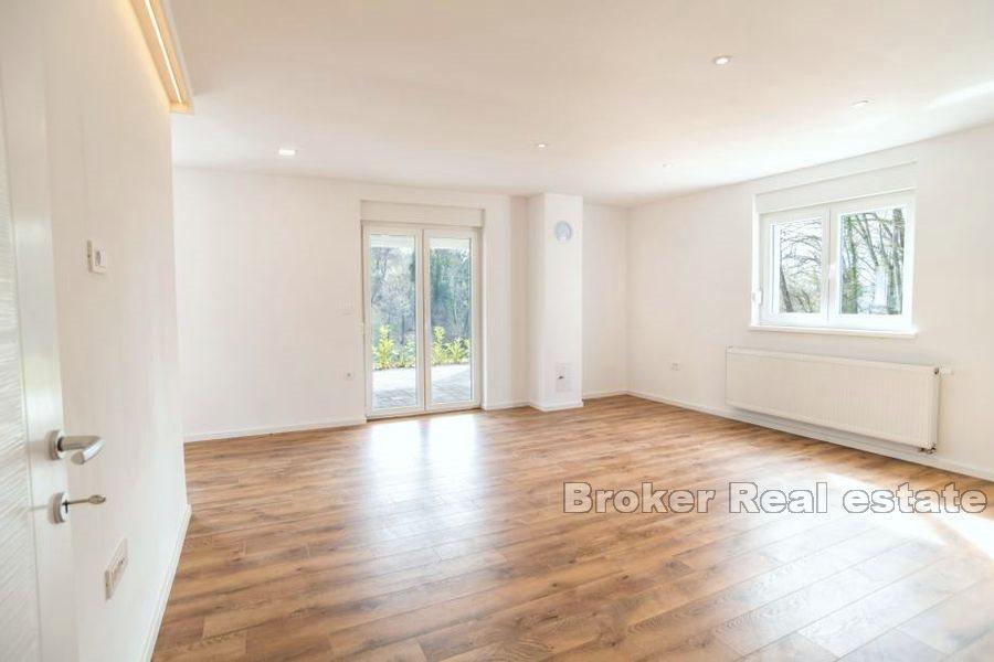 Detached house with two apartment