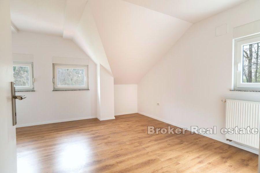 Samostojeća kuća sa dva apartmana