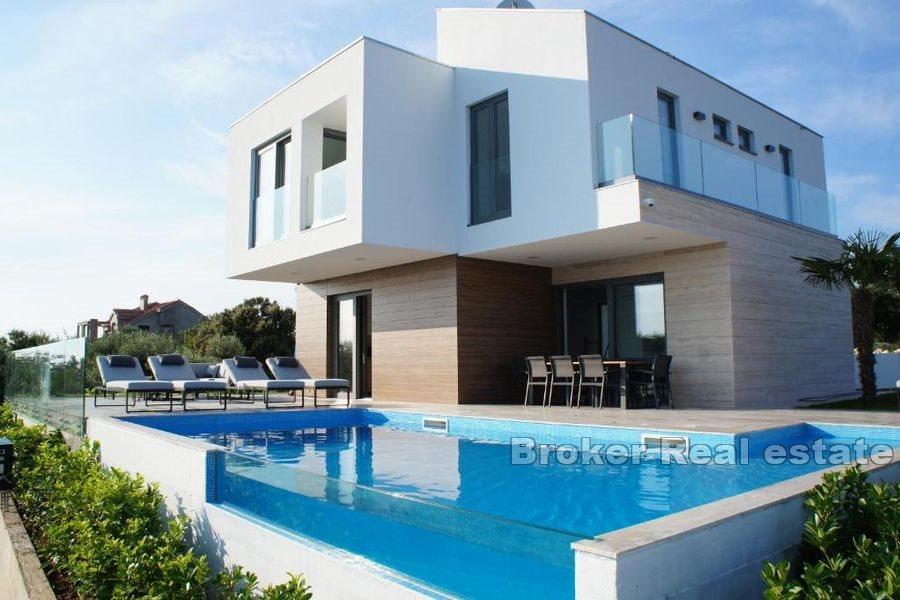 Villa with pool and sea view
