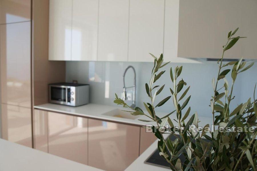 Вилла с бассейном и видом на море