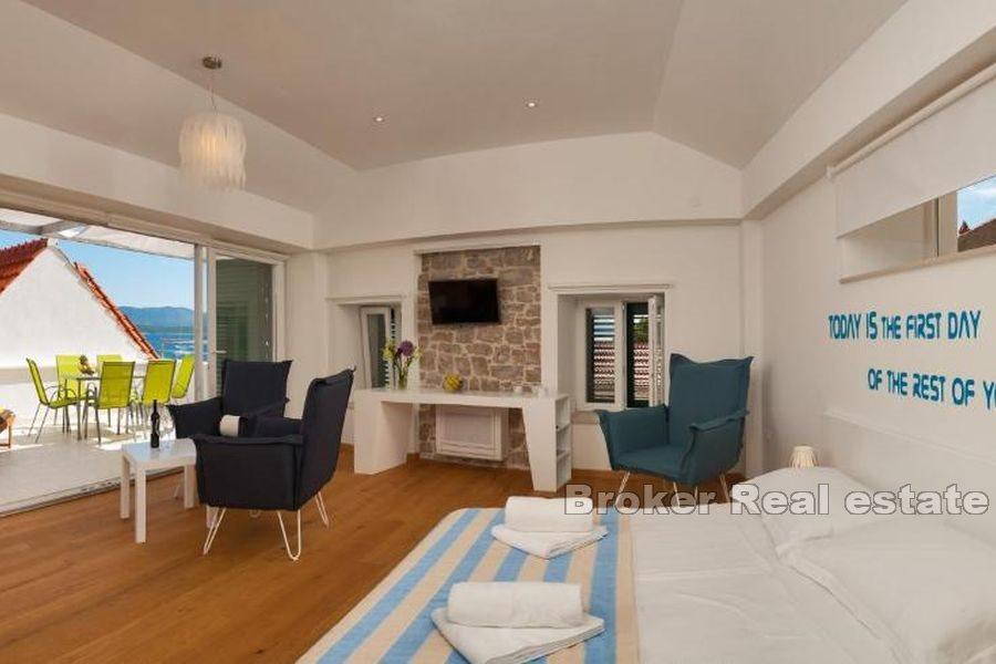 Stenhus med pool och havsutsikt