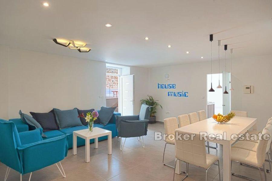 Steinhus med basseng og havutsikt