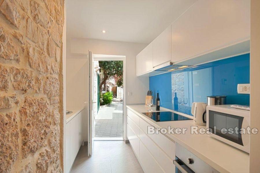 Steinhus med basseng og havutsikt