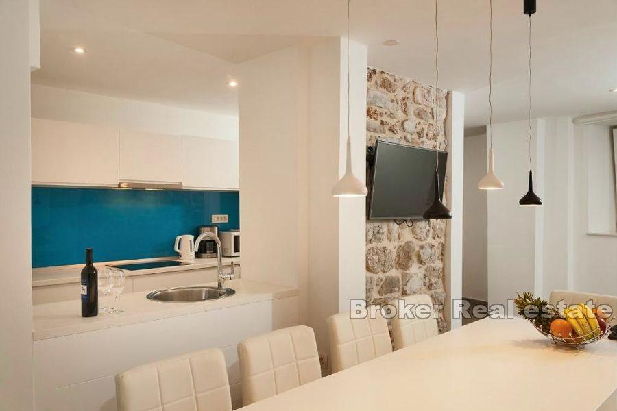 Stenhus med pool och havsutsikt