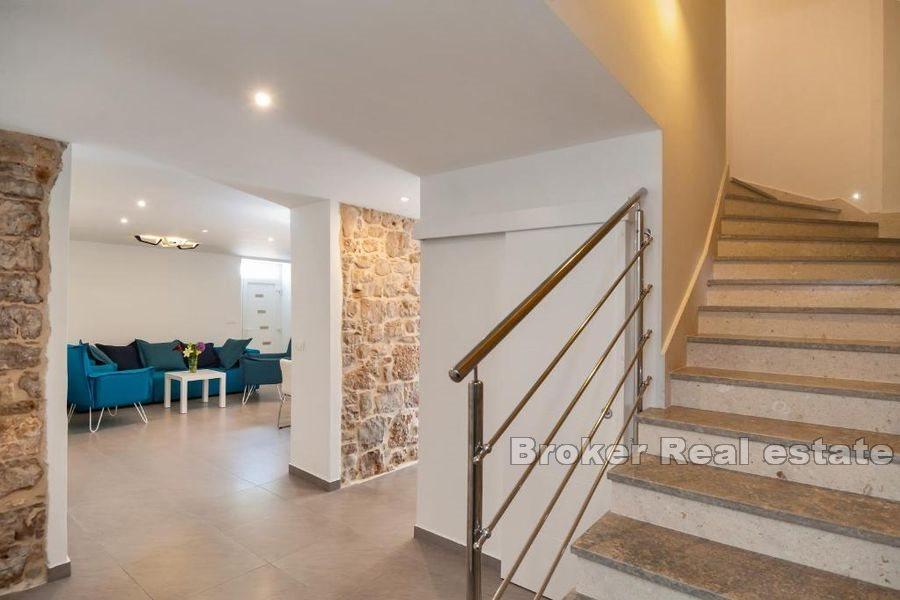 Stenhus med pool och havsutsikt