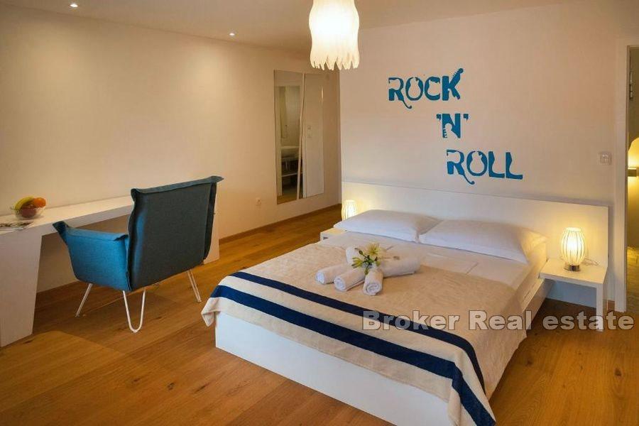 Stenhus med pool och havsutsikt