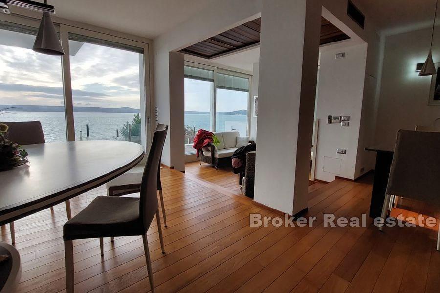 Vila uz more sa bazenom