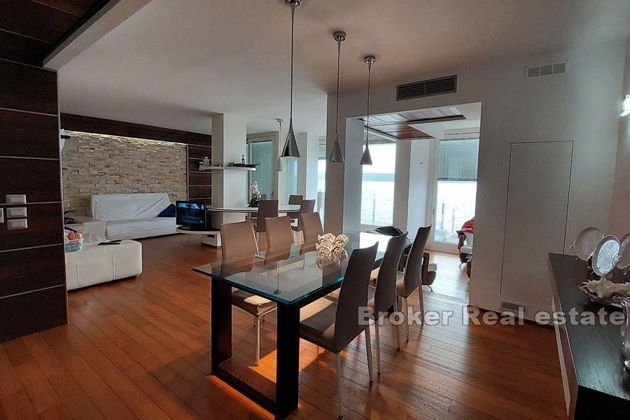 Vila uz more sa bazenom