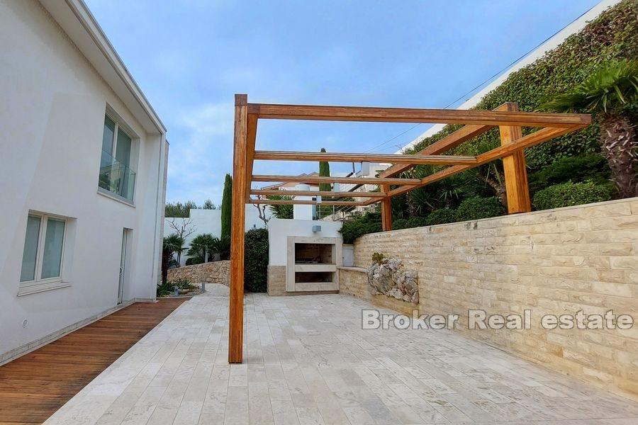 Villa by the sea with pool