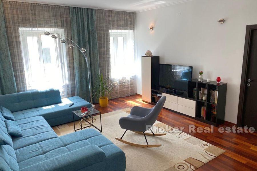 Bacvice, sunny three-bedroom apartment