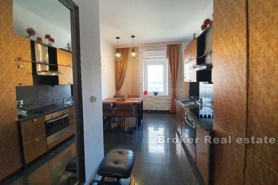 Bacvice, sunny three-bedroom apartment