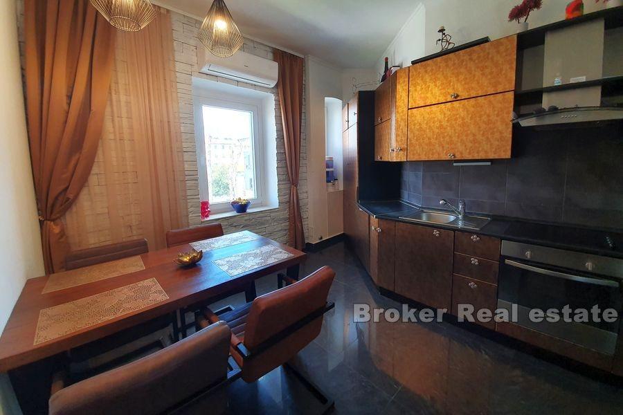 Bacvice, sunny three-bedroom apartment