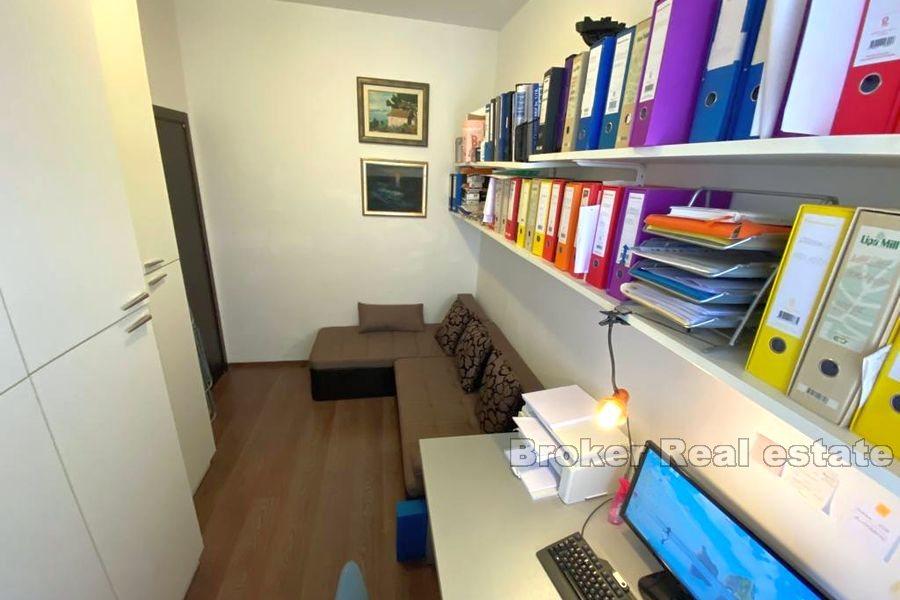 Bacvice, sunny three-bedroom apartment