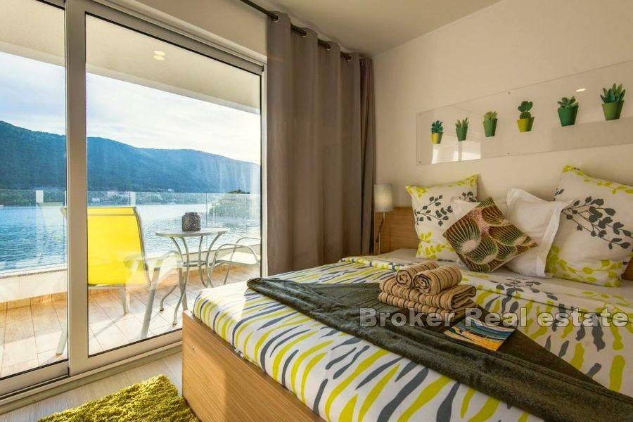 Haus mit Pool, erste Reihe zum Meer