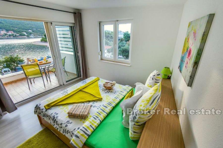 Haus mit Pool, erste Reihe zum Meer